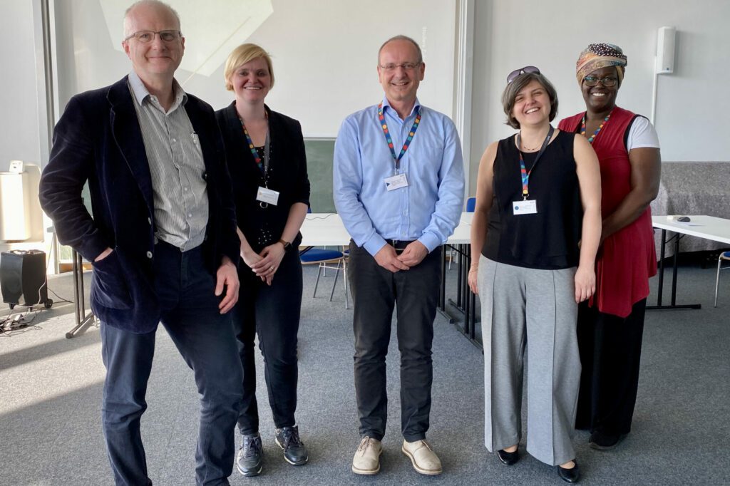Sprachenkompetenzteam im Fachbereich I der BHT (v.l.n.r.): Alan McElroy, M.A., Dr.in Alexia Schemien, Prof.in Dr.in Aleksandra Sudhershan, Vanessa Arnold, M.A. und in der Mitte HS-Prof. Mag. Dr. Reinhard Bauer, MA