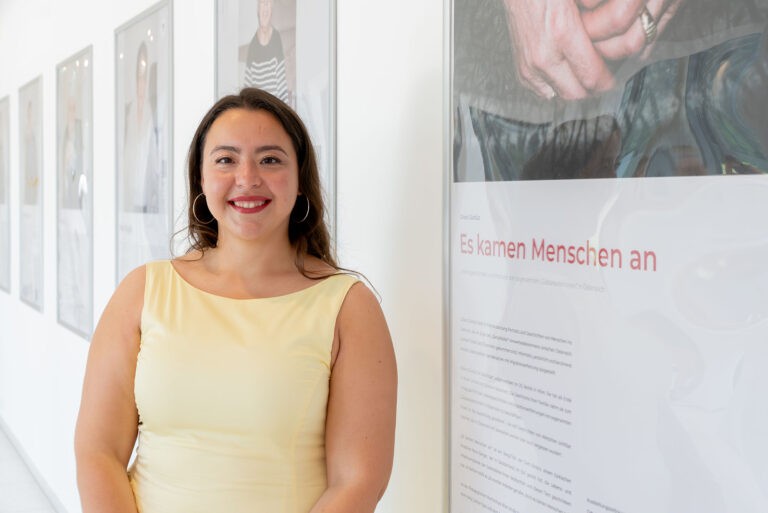 Dilara Gündüz bei der Ausstellungseröffnung "Es kamen Menschen an"