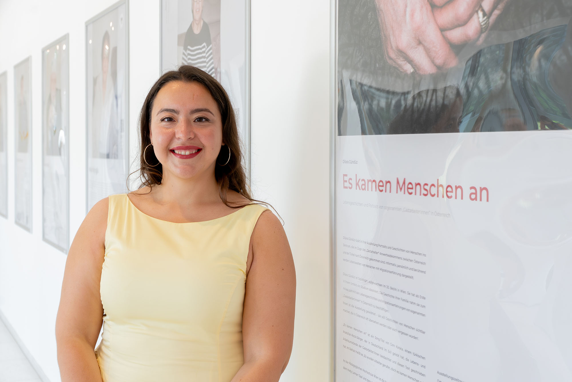 Dilara Gündüz bei der Ausstellungseröffnung "Es kamen Menschen an"